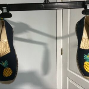 Vera Bradley size 6, women’s blue Espadrilles with pineapple embroider shoes